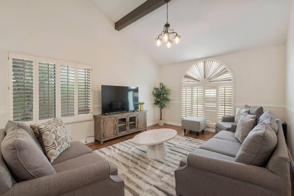 Holiday home Scottsdale Retreat,heated Pool, Game & More!