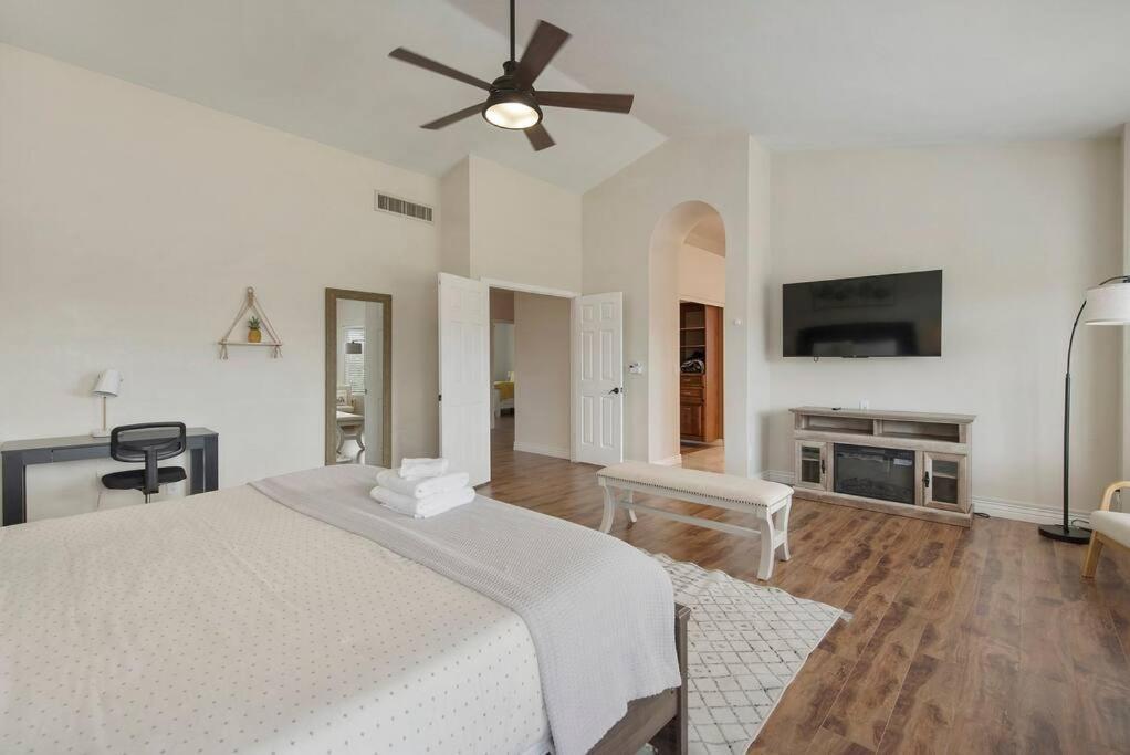 Holiday home Scottsdale Retreat,heated Pool, Game & More! *